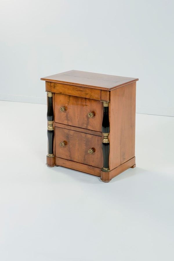 Mobiletto a tre cassetti con s  - Asta Antiquariato - Incanto Casa d'Aste e Galleria