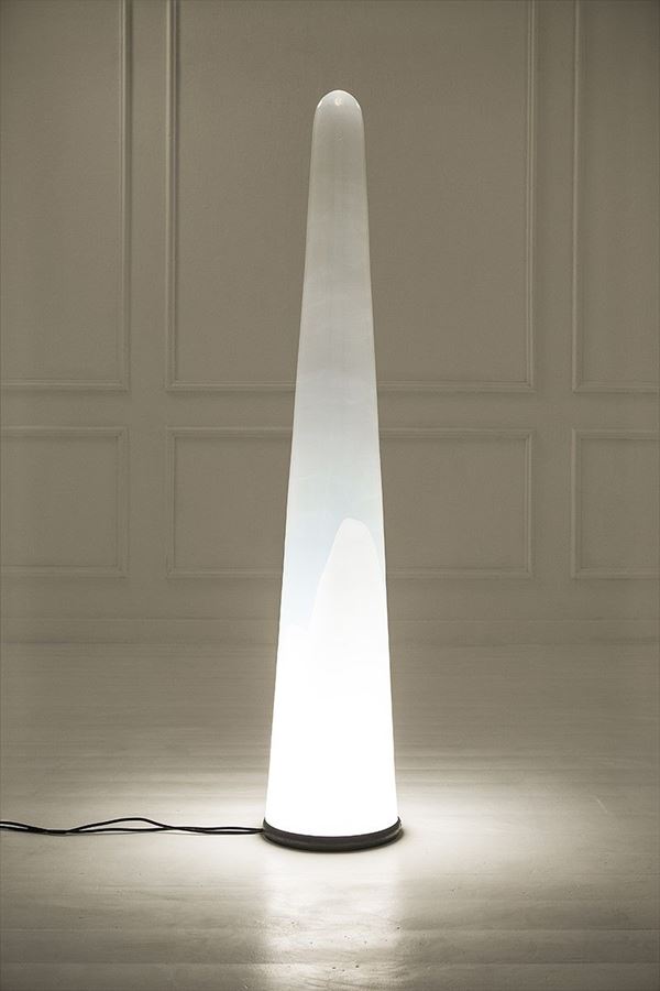 Leucos : Lampada da terra
Vetro lattim  - Auction Design - Incanto Casa d'Aste e Galleria