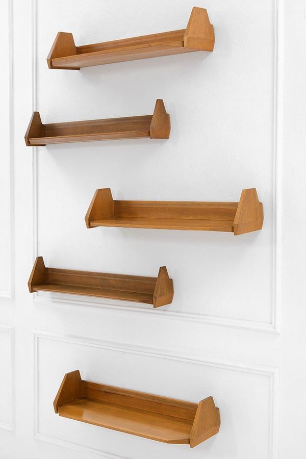 Cinque mensole
Legno chiaro.
  - Auction Design - Incanto Casa d'Aste e Galleria