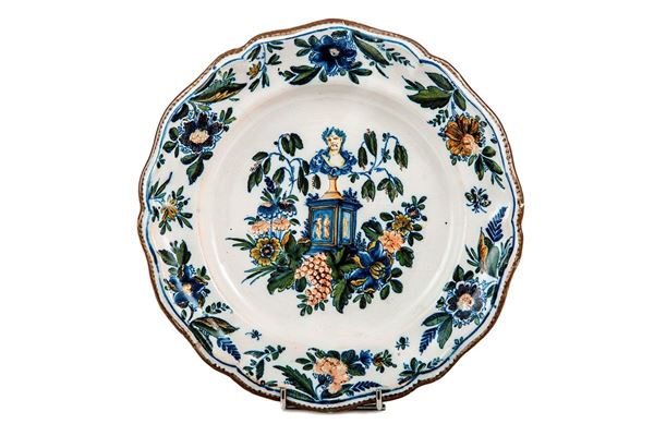 Piatto in maiolica decorata in
