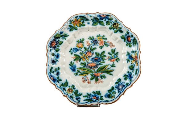 Piatto in maiolica decorata in