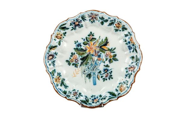 Piatto in maiolica decorata in