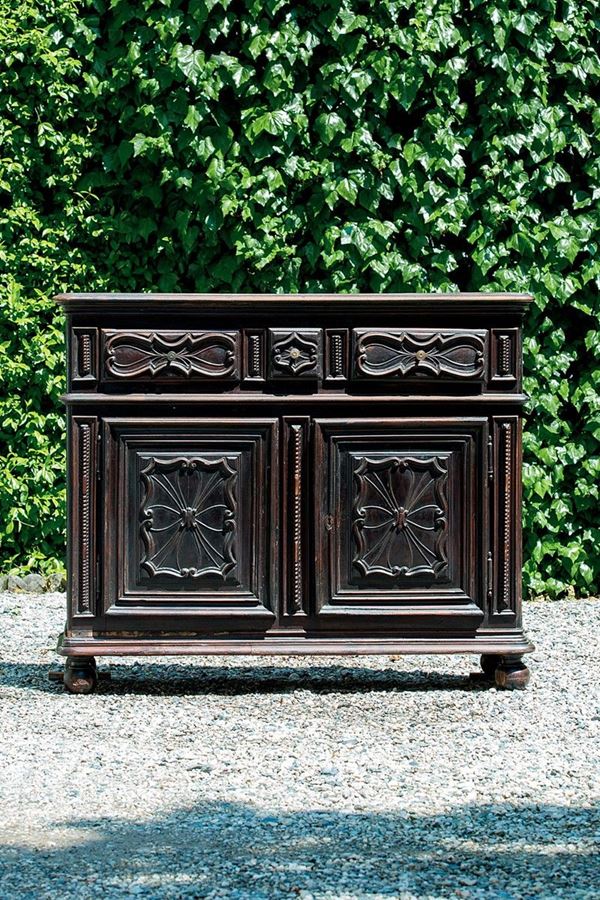 Credenza in noce scolpito a mo