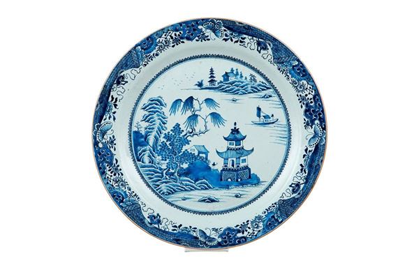 Grande piatto in porcellana bi  - Asta Antiquariato - Incanto Casa d'Aste e Galleria
