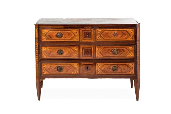 Cassettone a tre cassetti impi  - Asta Antiquariato - Incanto Casa d'Aste e Galleria