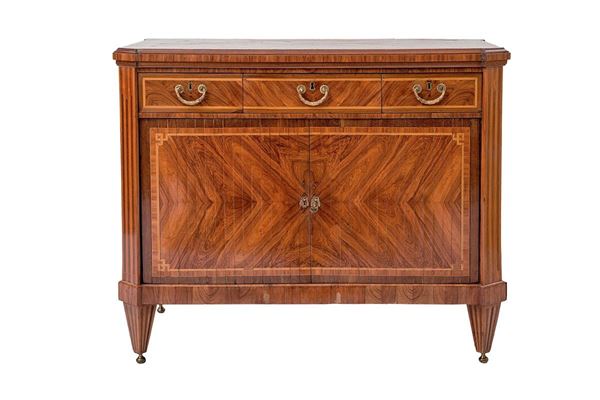 Credenza impiallacciata in leg