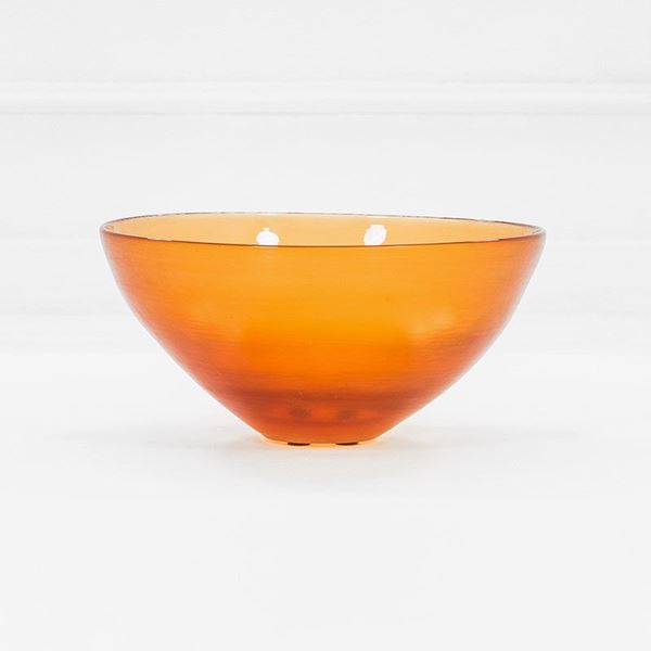 Paolo Venini : Coppa
Vetro colorato inciso.
  - Auction Design - Incanto Casa d'Aste e Galleria
