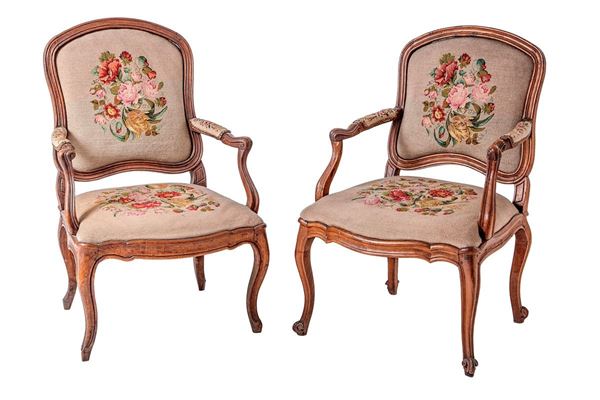Coppia di poltrone in noce di   - Asta Antiquariato - Incanto Casa d'Aste e Galleria