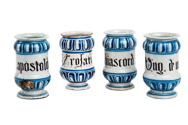Quattro albarelli in maiolica 