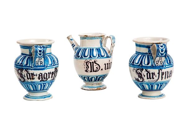 Tre brocche da farmacia in mai  - Asta Antiquariato - Incanto Casa d'Aste e Galleria