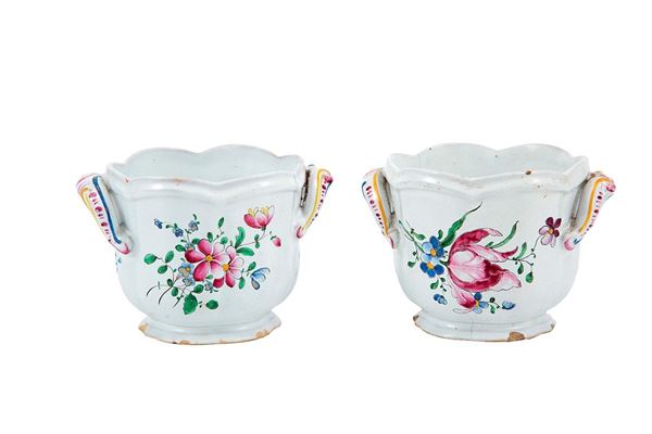 Due cache-pot in maiolica bian