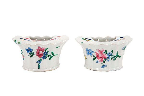 Due tulipaniere in maiolica bi