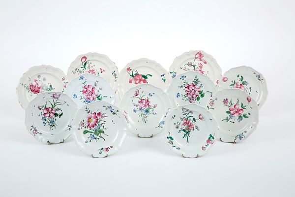Dodici piatti in maiolica bian