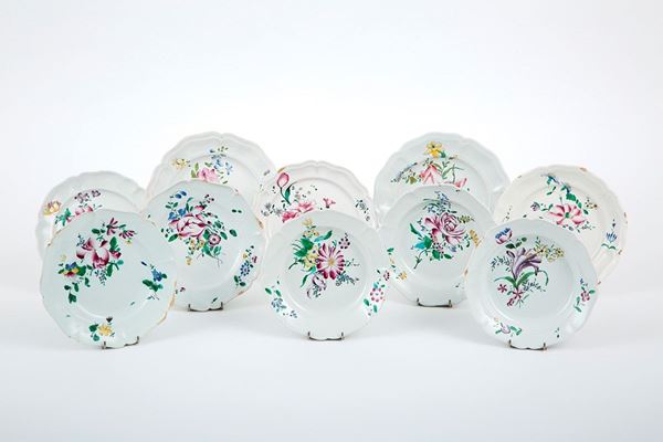 Dieci piatti in maiolica bianc
