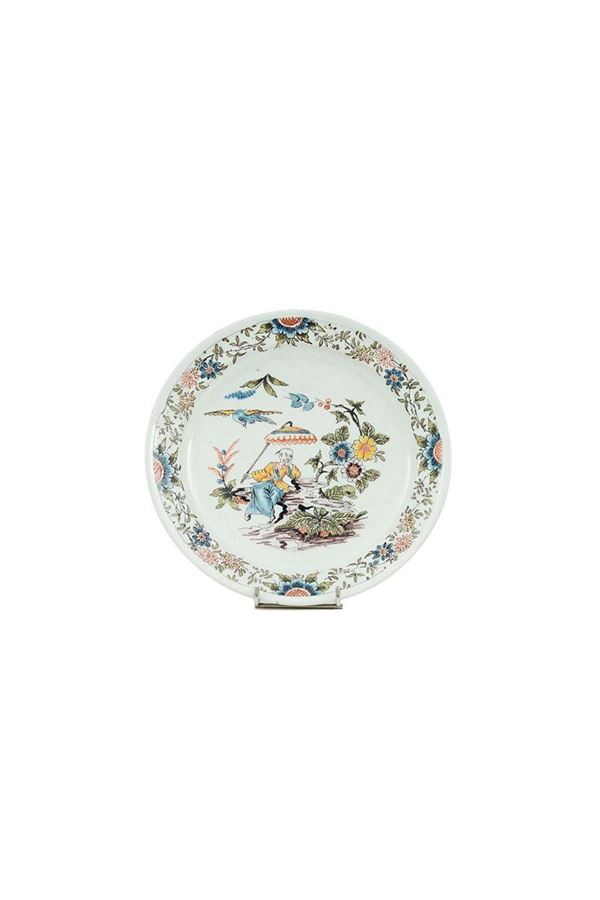 Piatto in maiolica decorata in