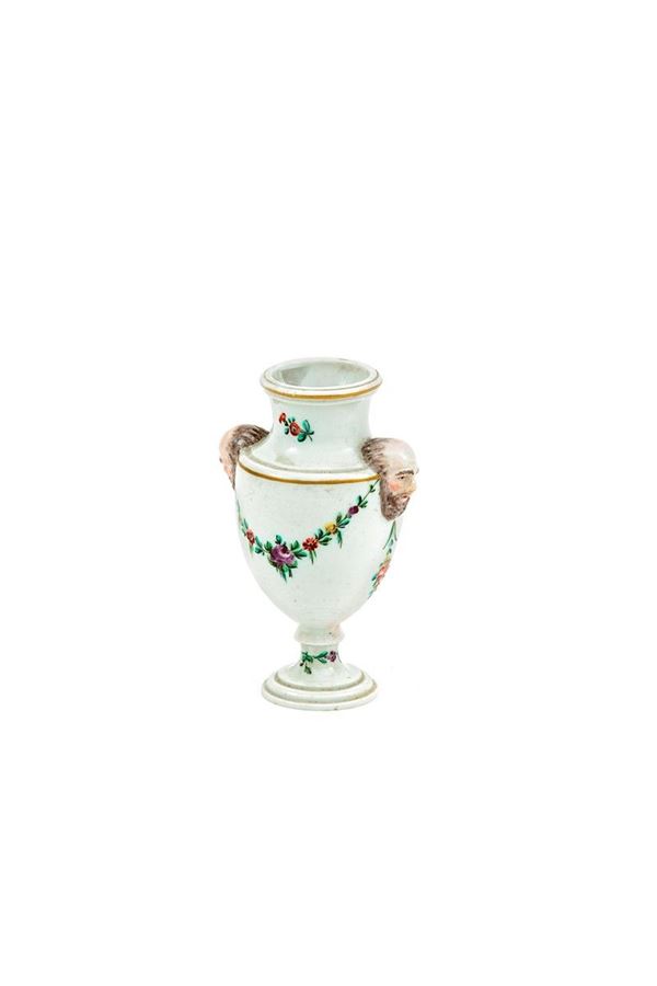 Vasetto in porcellana policrom  - Auction Antiquariato - Incanto Casa d'Aste e Galleria