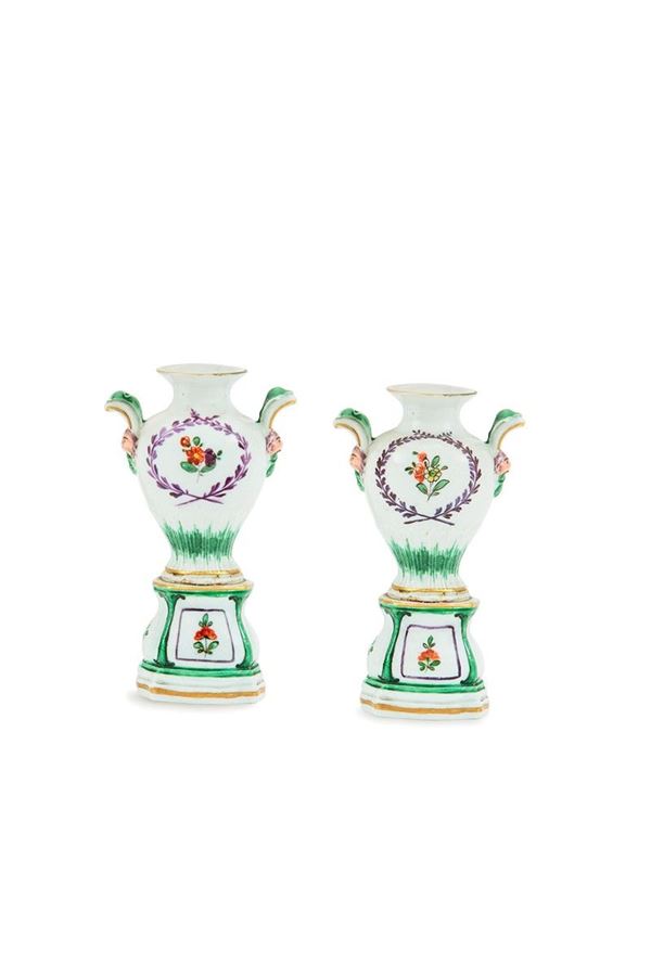 Coppia di vasetti con base in 