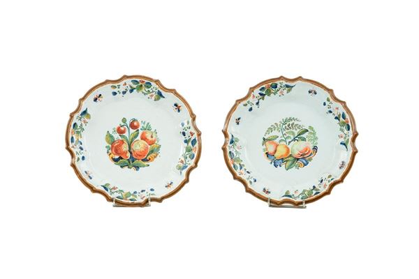 Coppia di piatti in maiolica d