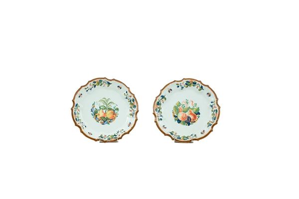 Coppia di piatti in maiolica d