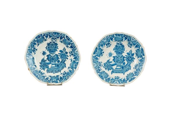 Coppia di piatti in maiolica d