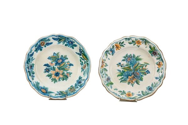 Coppia di piatti in maiolica d