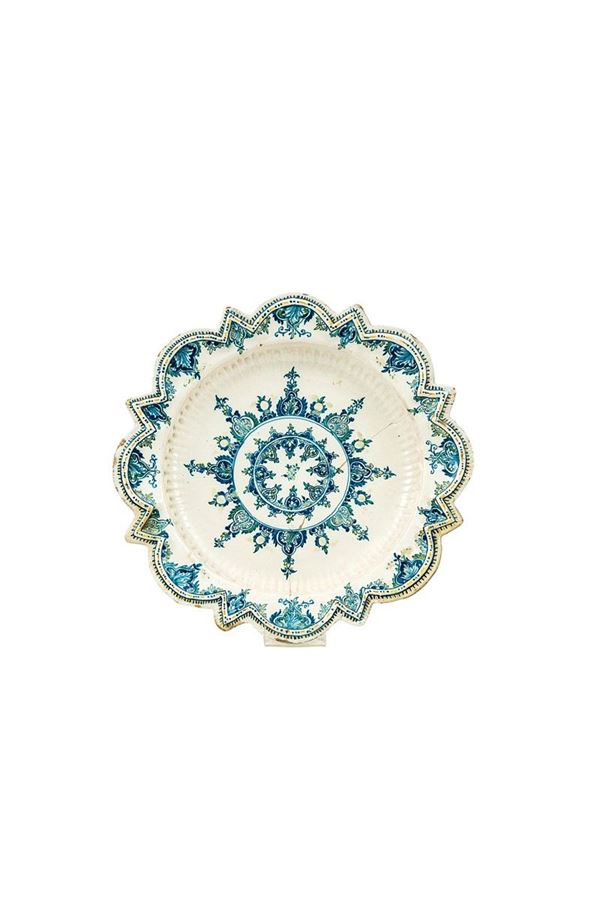 Grande piatto di forma stellat  - Auction Antiquariato - Incanto Casa d'Aste e Galleria