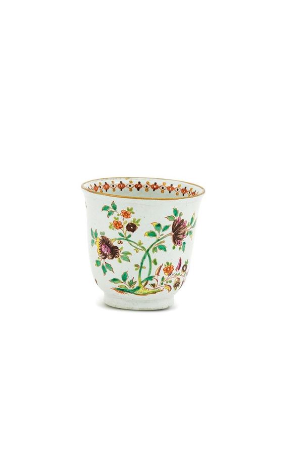 Rara tazza in porcellana dipin