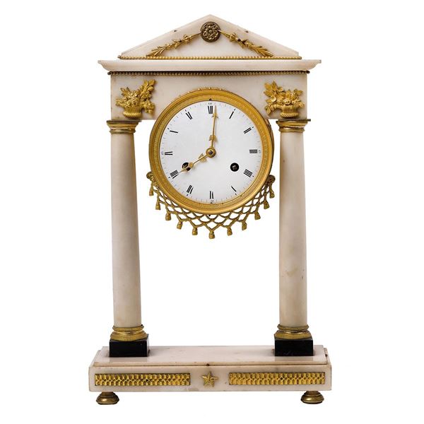 Orologio in marmo bianco e bro