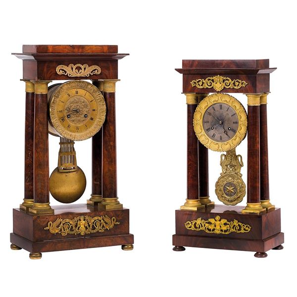 Due orologi in legno montati s