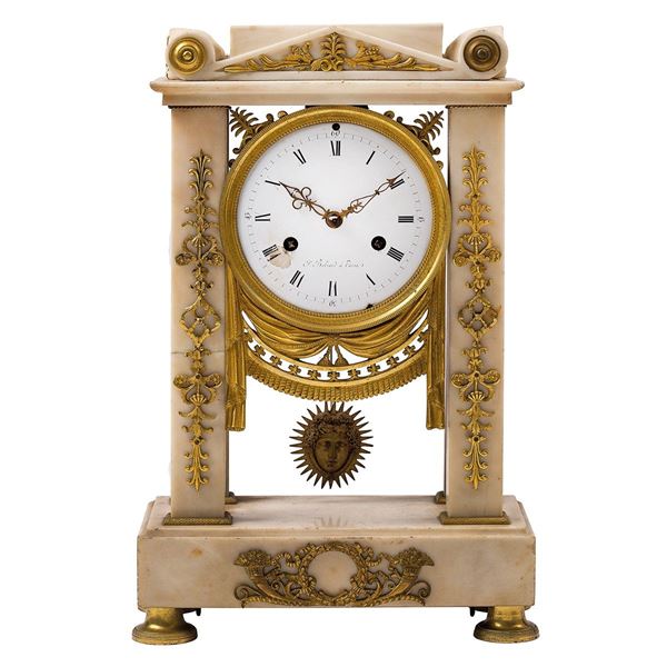 Orologio in marmo bianco e fre  - Auction Antiquariato - Incanto Casa d'Aste e Galleria