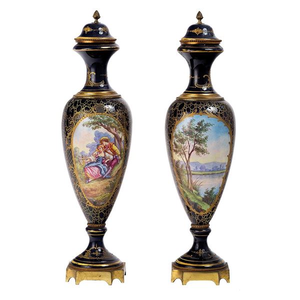 Coppia di vasi in porcellana a  - Asta Antiquariato - Incanto Casa d'Aste e Galleria