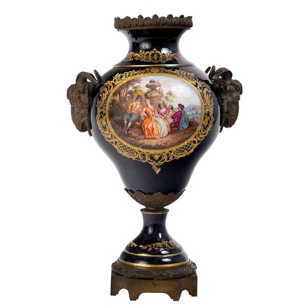 Vaso in porcellana a fondo blu  - Asta Antiquariato - Incanto Casa d'Aste e Galleria