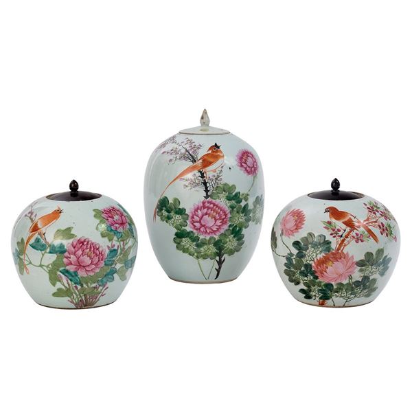 Tre vasi in porcellana bianca   - Auction Antiquariato - Incanto Casa d'Aste e Galleria