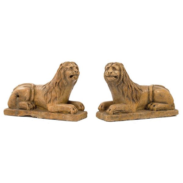 Coppia di leoncini in marmo ro  - Auction Antiquariato - Incanto Casa d'Aste e Galleria