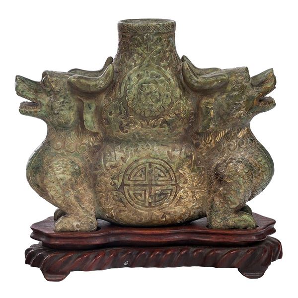 Vaso in giadeite sorretto da d  - Asta Antiquariato - Incanto Casa d'Aste e Galleria