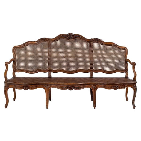 Divano in noce a tre posti, fa  - Auction Antiquariato - Incanto Casa d'Aste e Galleria