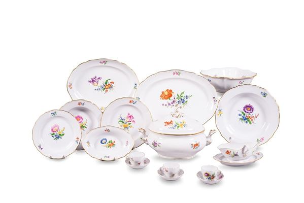 Servizio di piatti da tavola i  - Asta Antiquariato - Incanto Casa d'Aste e Galleria