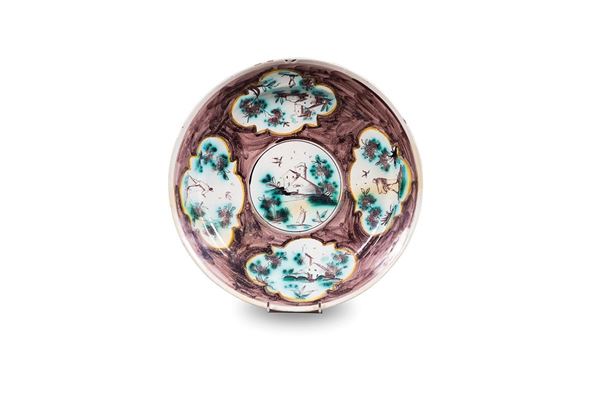 Piatto in maiolica decorato in