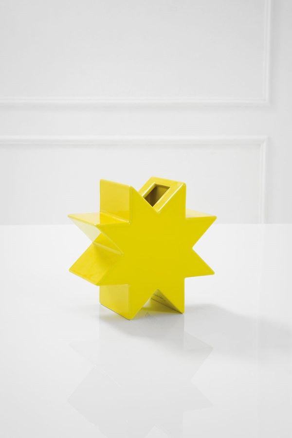 Ettore Sottsass : Vaso Hsing
Ceramica gialla.
  - Asta Spring Design - Incanto Casa d'Aste e Galleria
