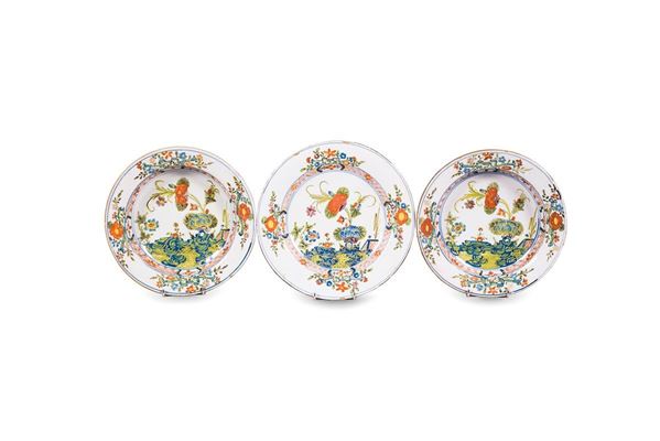 Tre piatti in maiolica, di cui
