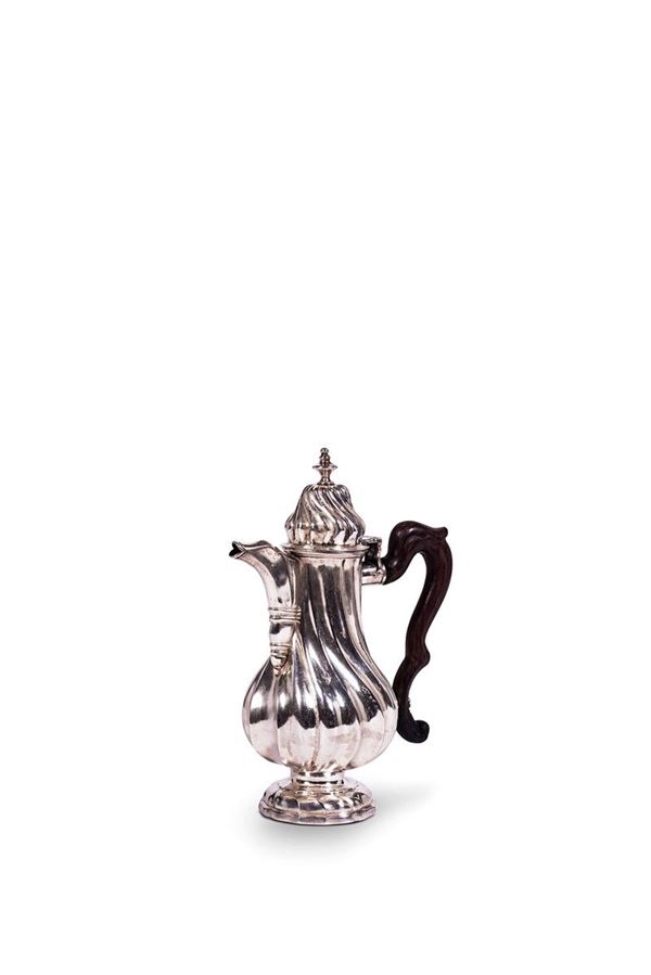 Caffettiera in argento di form