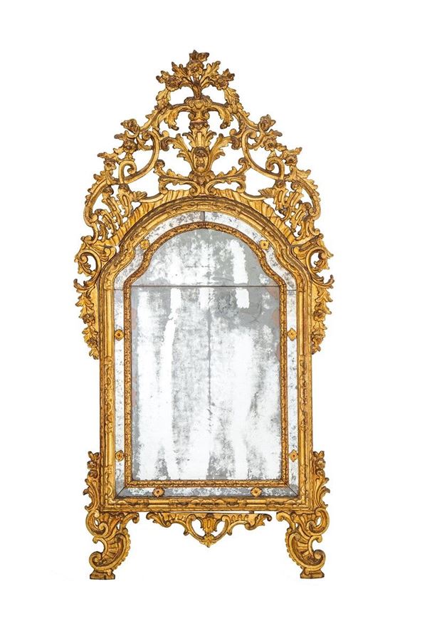 Specchiera con cornice e fregi