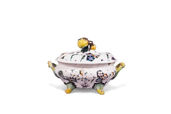 Zuppiera in maiolica con bella  - Auction Antiquariato - Incanto Casa d'Aste e Galleria