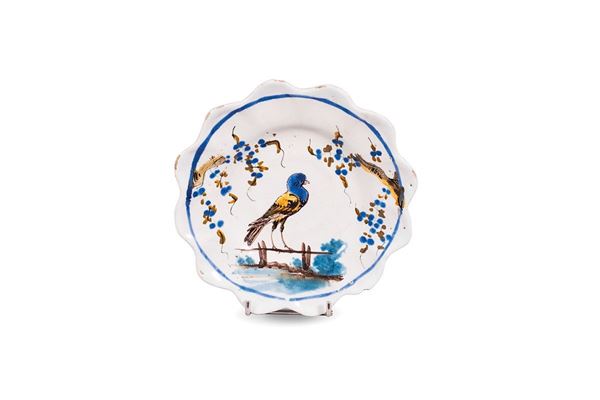 Piattino in maiolica, tesa fes  - Auction Antiquariato - Incanto Casa d'Aste e Galleria