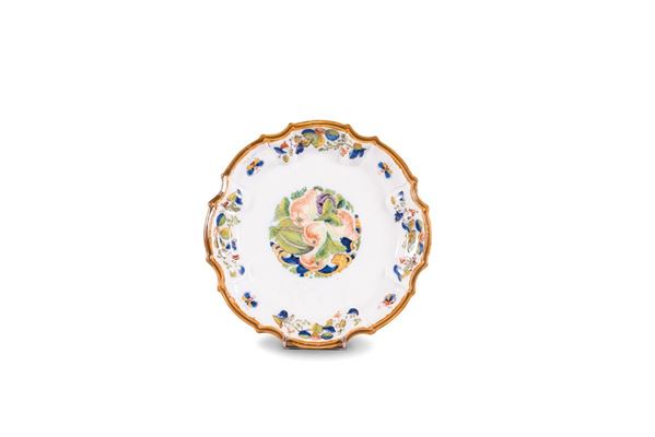 Piatto in maiolica decorato al  - Auction Antiquariato - Incanto Casa d'Aste e Galleria