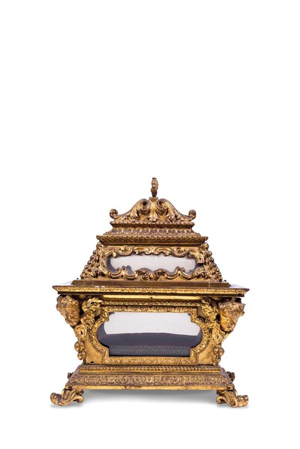 Urna in legno scolpito e dorat  - Asta Antiquariato - Incanto Casa d'Aste e Galleria