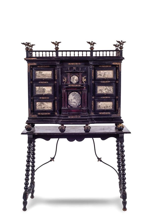 Stipo monetiere in legno ebani  - Asta Antiquariato - Incanto Casa d'Aste e Galleria