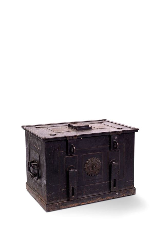 Cassaforte portatile in ferro.  - Asta Antiquariato - Incanto Casa d'Aste e Galleria