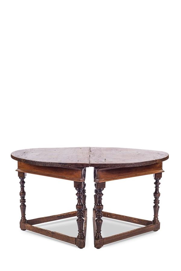 Tavolo in noce costituito da d  - Asta Antiquariato - Incanto Casa d'Aste e Galleria