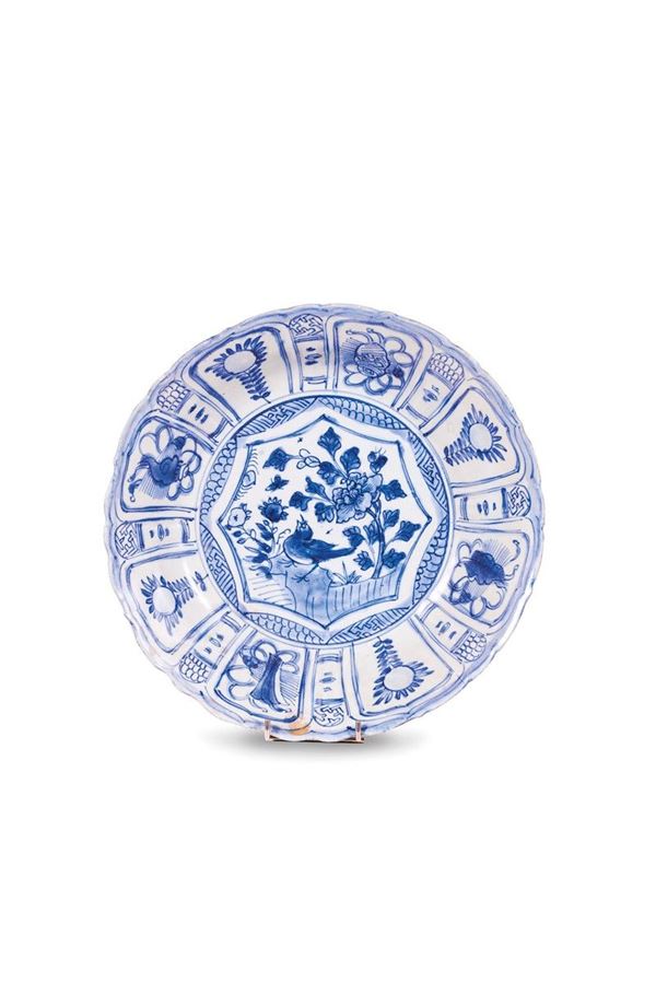 Piatto in porcellana bianca e   - Auction Antiquariato - Incanto Casa d'Aste e Galleria